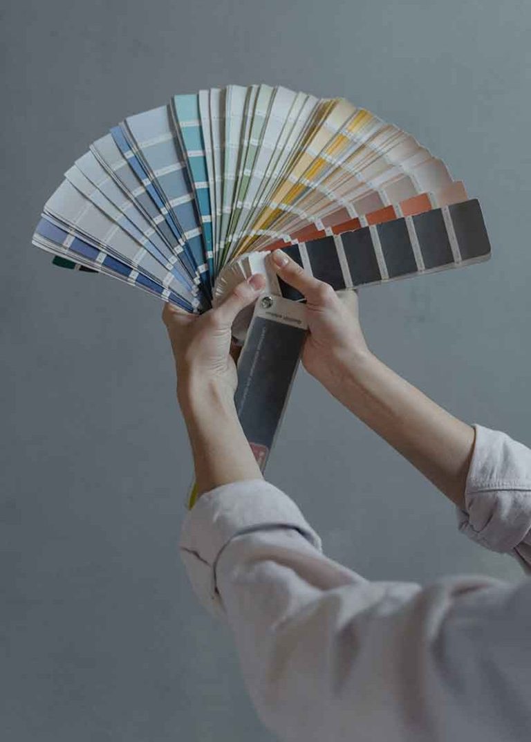 maler-anstreicher-solms Ein Ansteicher malt eine Wand an